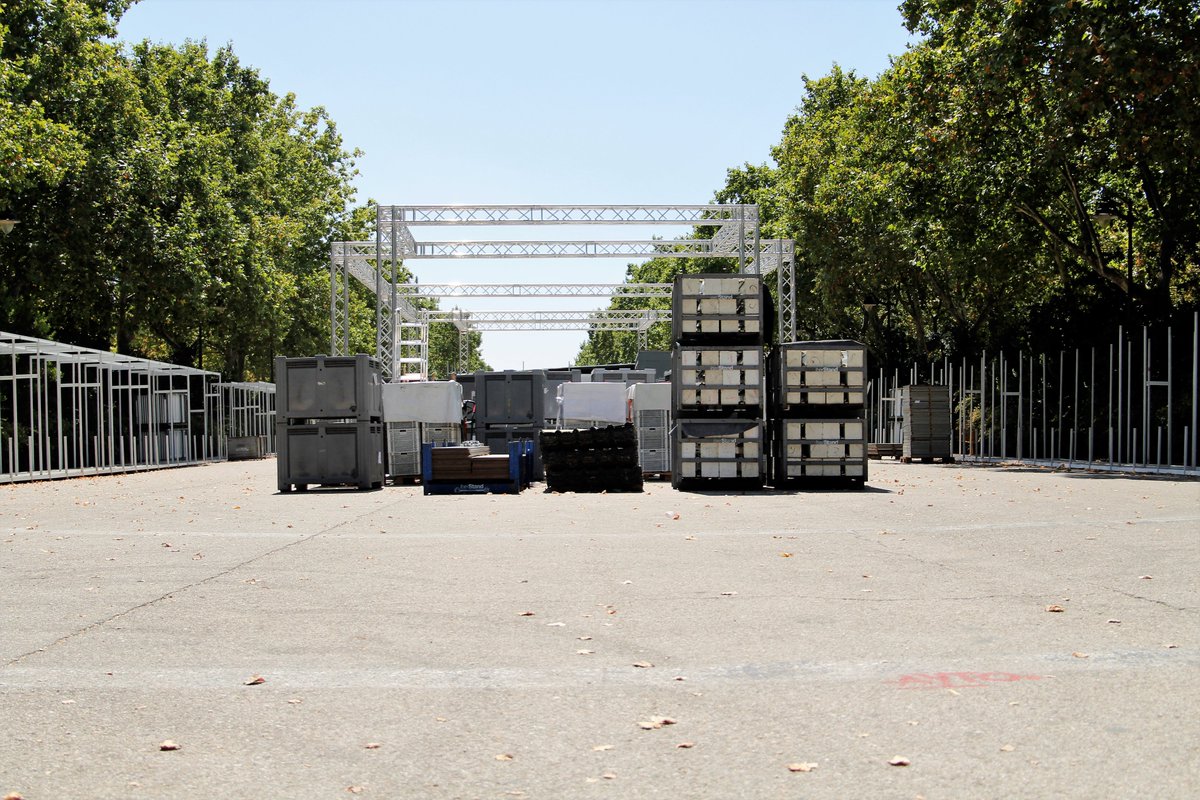 FLMadrid's tweet photo. ¡Empiezan los preparativos sobre el terreno! ¡¡Vamos!! 🔥#FLMadrid21 #80aniversario 
#ParquedeElRetiro #laferiadelreencuentro 🤗📚
🔜🔜 Del 10 al 26 de #septiembre 
📷 @maica_rivera https://t.co/RIWEvjDN4v