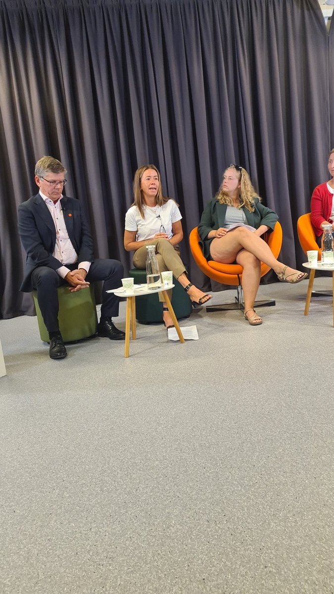 Akademia trenger flere insentivordninger for publisering på norsk. Debatt nå om språk i akademia- strømmes på vår fb-side!
facebook.com/forleggerforen…