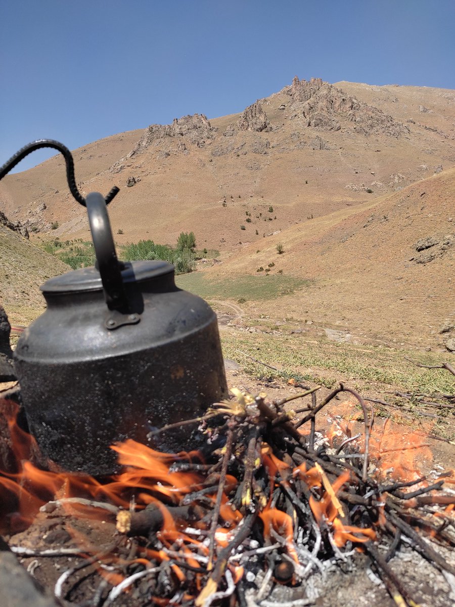 Sırtında bir çuval şeker çay keke
Uçurumlar seni çeker vay keke
Sırtın yere gelmesin tez dön keke
Demli çayın canım çeker dön keke