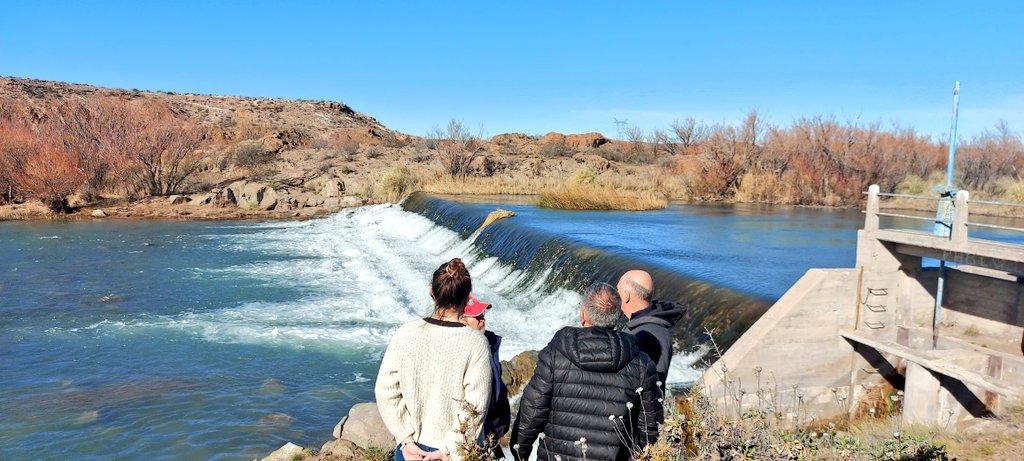 riegovirch's tweet photo. 🔵En 25 años de historia de la Compañía, es la primera vez que parte del Directorio acompaña la largada de agua desde #BocaToma 
La participación de los productores y las productoras es fundamental para el funcionamiento del sistema de riego.👩🏾‍🌾👨🏽‍🌾 https://t.co/bKA9L3c2Tz