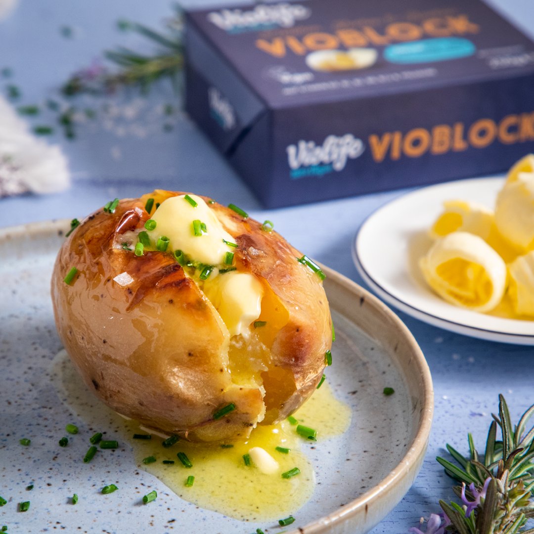 ViolifeFoods's tweet photo. Happy #NationalPotatoDay 🥔
This 𝗕𝗮𝗸𝗲𝗱 𝗣𝗼𝘁𝗮𝘁𝗼 with a touch of melting #Vioblock is the only way to celebrate this day 😉 Just trust us 👉https://t.co/3zM9It8TMI 

#Violife https://t.co/p8yFFsjthF