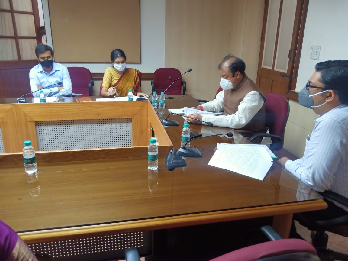 narayanagowdakc's tweet photo. ಕೆ.ಆರ್.ಪೇಟೆ ತಾಲೂಕಿನ ಹೇಮಾವತಿ ಬಡಾವಣೆಯ ದೀರ್ಘಕಾಲದ ಸಮಸ್ಯೆಗೆ ಪರಿಹಾರ ಕಂಡುಕೊಳ್ಳಲು ಸಭೆ ನಡೆಸಿದ್ದು, ಶೀಘ್ರದಲ್ಲಿ ಪರಿಹಾರವನ್ನು ಕಂಡುಕೊಳ್ಳುವ ತೀರ್ಮಾನಕ್ಕೆ ಬರಲಾಗಿದೆ. ನಗರಾಭಿವೃದ್ಧಿ ಇಲಾಖೆಯ ಕಾರ್ಯದರ್ಶಿ ವಿಜಯ್ ನಾಗಭೂಷಣ್, ಮಂಡ್ಯ ಜಿಲ್ಲಾಧಿಕಾರಿ ಎಸ್. ಅಶ್ವಥಿ ಮತ್ತಿತರ ಅಧಿಕಾರಿಗಳು ಸಭೆಯಲ್ಲಿ ಪಾಲ್ಗೊಂಡಿದ್ದರು. https://t.co/S4sBYzPz3Y