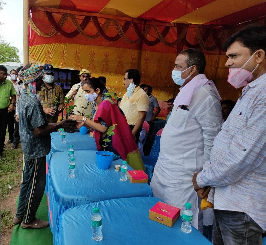 EnviroAreaIX's tweet photo. She also distributed Fruit Bearing Plants among Local Residents, Employees, Union Members and others. Shri Soumen Chatterjee, GM, Bastacolla Areas presented Chandan Trees to Hon'ble MLA, Mukhiya of Gram Panchayats, Union Leaders. 
@BCCLofficial @bcclenvironment @bccl_area https://t.co/kMoFvuFp0P