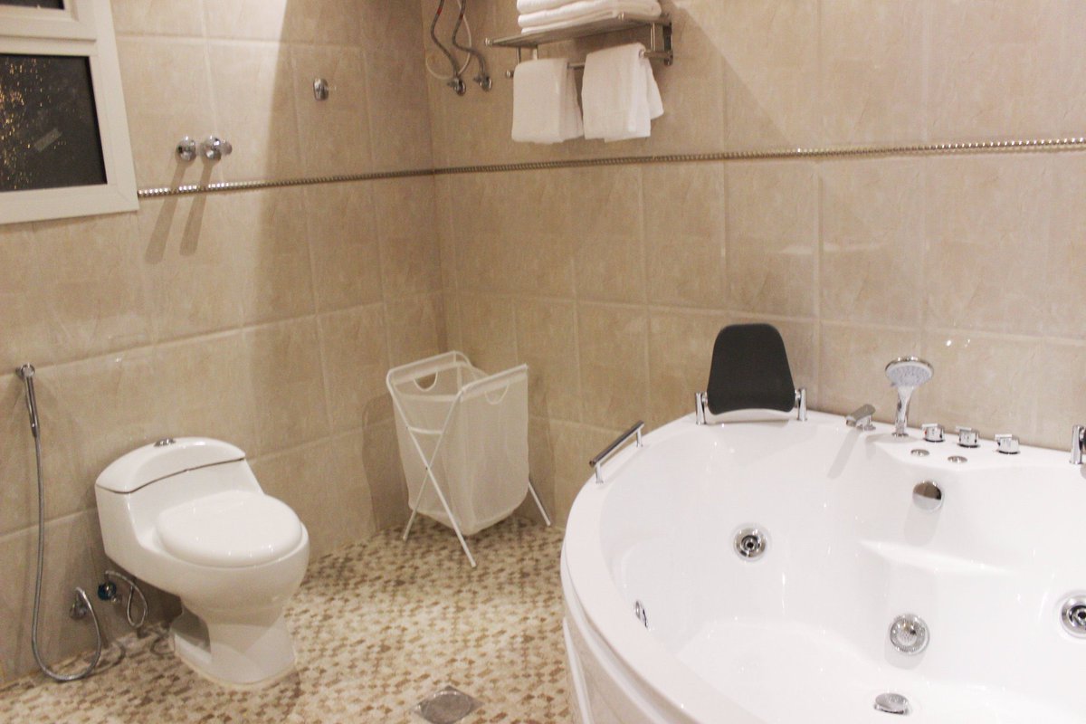 EliteSuites1's tweet photo. #وزير_التعليم 
#يوم_عاشوراء 
#تكفون_نباها_حضوري 
#بيريرا_يهدد_بالرحيل 
#تاجيل_اقساط_القروض 

استمتع بـ الجناح البانورامي مع جاكوزي في فرع الملقا https://t.co/lQ2SLotNS3