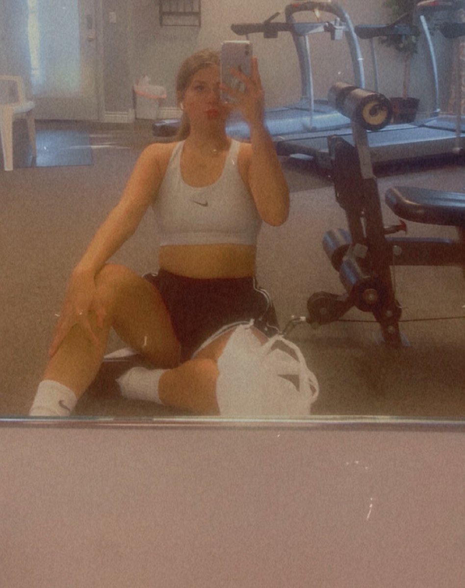 hat 🦋 tweet media