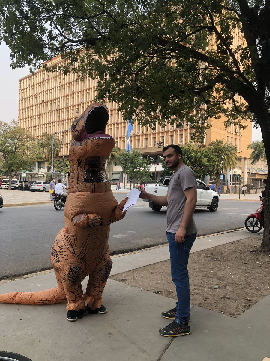 Ivangyoker's tweet photo. Hoy presente un proyecto de ley para implementar en Chaco un protocolo anti-piquetes donde prevalezca la libertad de circulación.

Me cruce con el diputado Saurio, Dino y le deje una copia del proyecto🤘🏼 https://t.co/A3vlhigKNa