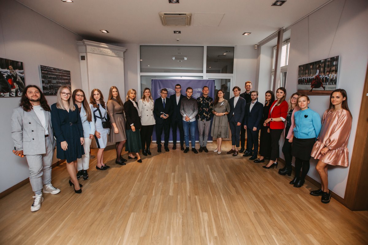 🇱🇻🇪🇺 Vizīti Latvijā <a href="/EP_President/">Roberta Metsola</a> Dāvids Sasoli sāka ar tikšanos ar Latvijas jauniešu viedokļu līderiem un organizāciju pārstāvjiem. EP priekšsēdētājs norādīja, ka jauniešu enerģija un idejas Eiropai ir ļoti nepieciešamas.
📸 eptwitter.eu/fotoSasoli
📹 eptwitter.eu/diskusijaSasoli