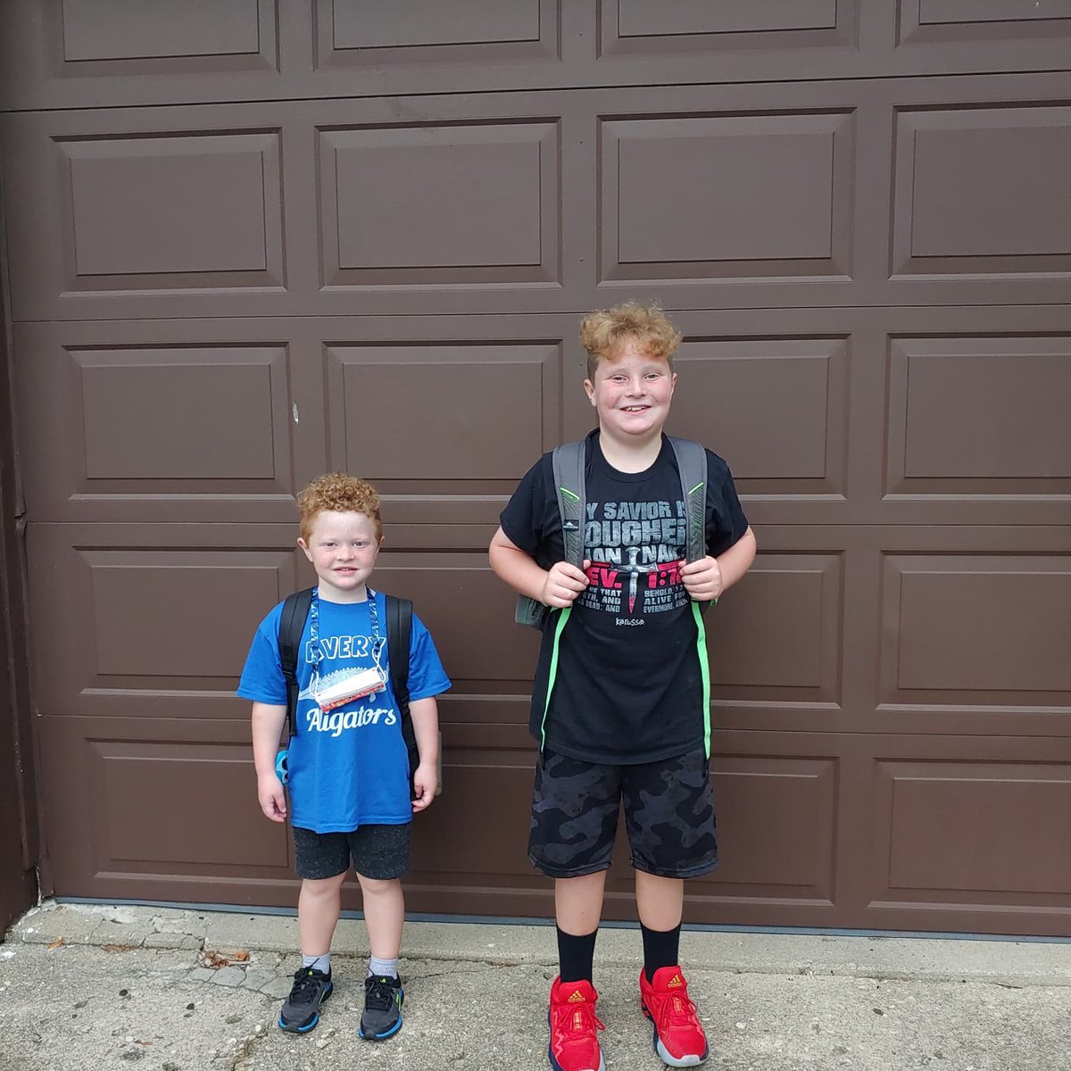VickyBetz1's tweet photo. 1st day of school! Freshman, 5th, and K! I almost went into ugly cry mode. Thankfully chatting and coffee and donuts with other parents helped snap me out of it. I'm feeling blessed and looking forward to a great and busy year. #hcsd1 #davidsonwildcats #averygators https://t.co/S6gNyqMST7