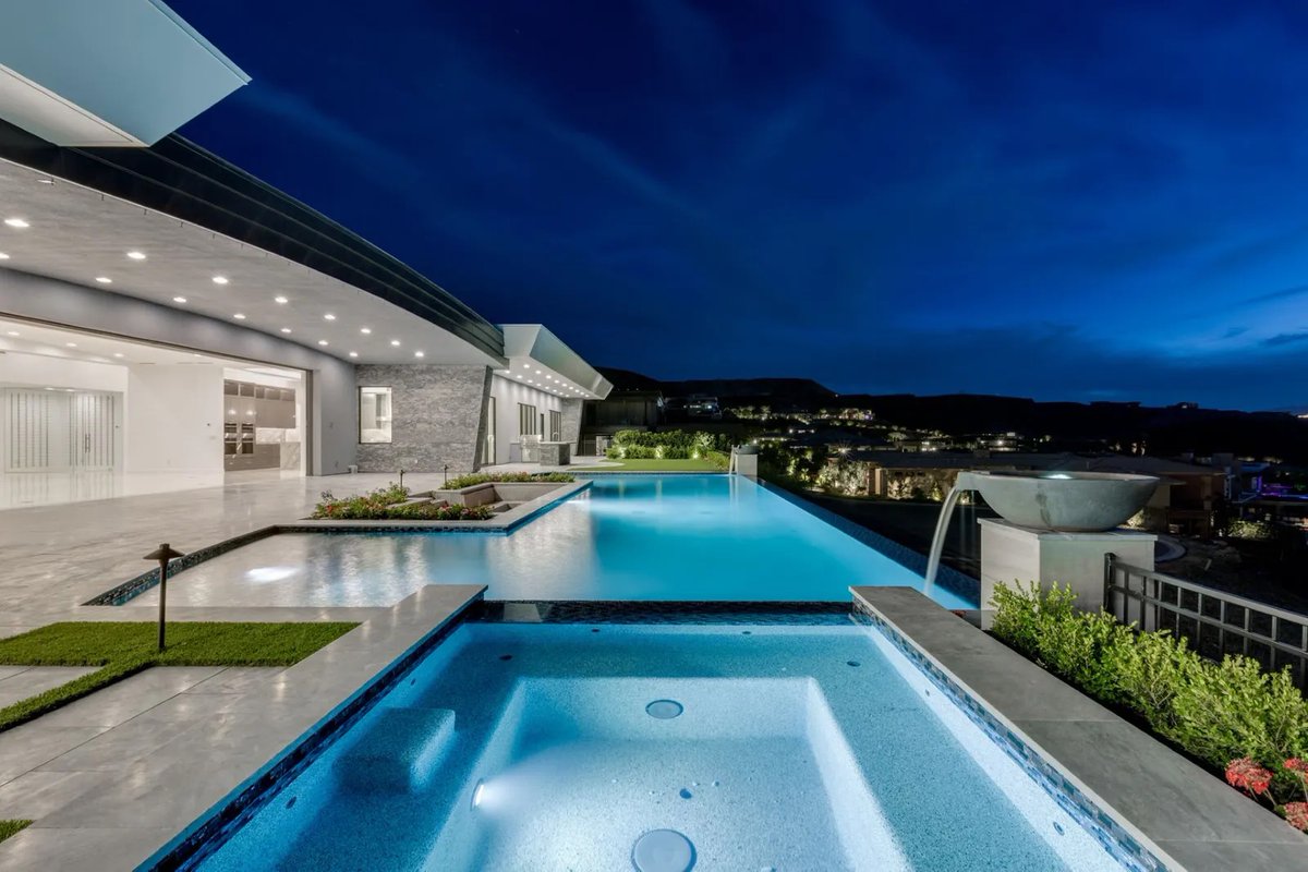 sothebysrealty's tweet photo. Extraordinary Property of the Day: Modern Escape With Sweeping Views in Henderson, Nevada. https://t.co/s9ZqXK9QGH

#epotd #sothebysrealty #realestate #luxury #curbappeal #luxuryrealestate #design #home #homedesign #architecture #luxurylifestyle #luxe #luxuryhomes #luxurylife https://t.co/fKpK0D6NzW