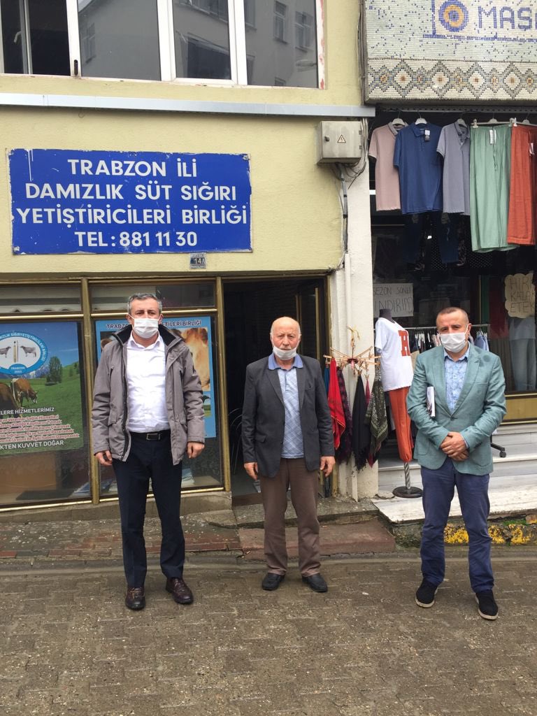 GKaymakaml's tweet photo. Çayıriçi Mahallesinde bulunan mandırayı, Orta Mahallede bulunan elma bahçesini ve Tonya Damızlık Süt Sığırı Yetiştiricileri birliğini ziyaret etti. Üreticilerden bilgi alarak üretimi artırma adına neler yapılabileceği hakkında karşılıklı görüş alışverişinde bulundu, https://t.co/kBS4qj5WbB