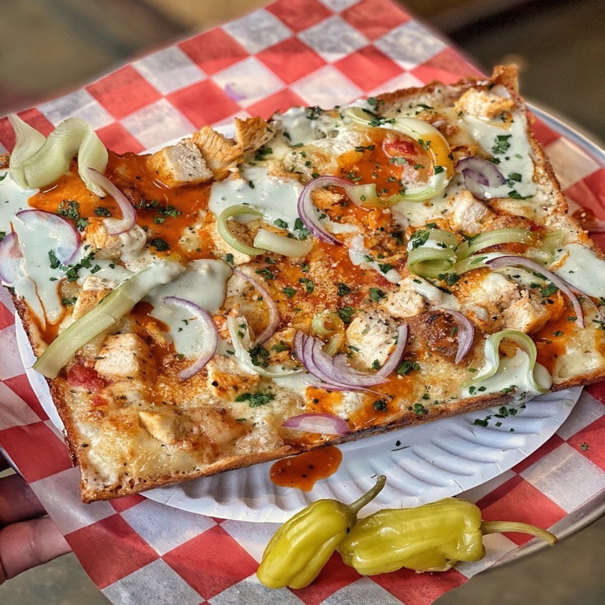 This Detroit style Buffalo Chicken pizza has us drooling on our phone 🤤 Tag a pizza lover 🍕

📍: @acespizzaspot