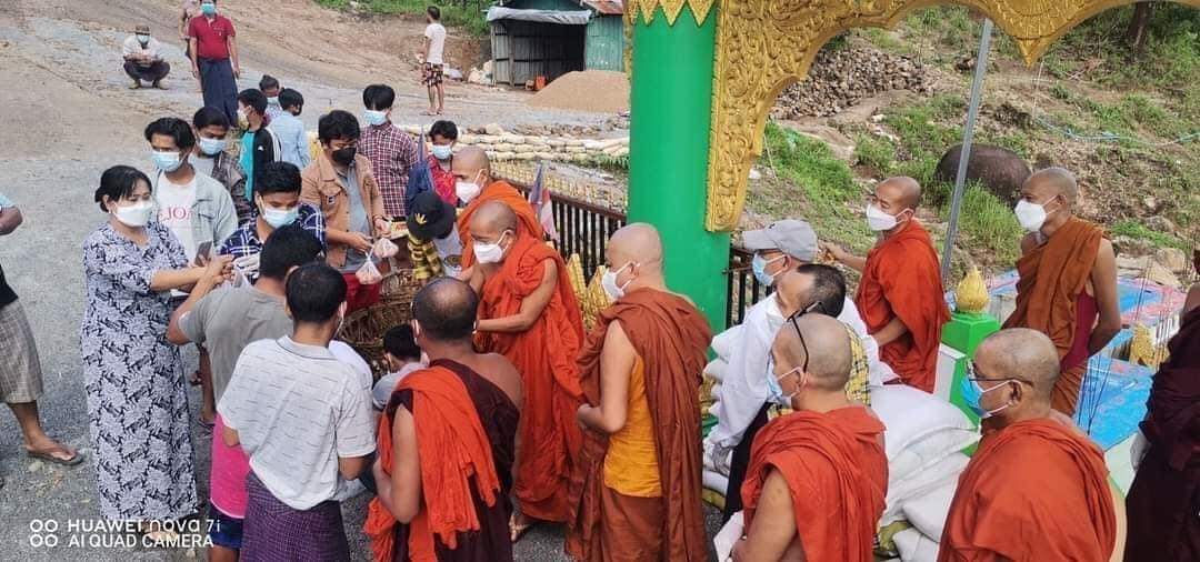 Chanapai247's tweet photo. For those needy people in #KyaikHteeYo area , monks from KyaikHto donated basic food items today .
#Aug19Coup
#WhereIsTheBurmaBill
#WhatsHappeningInMyanmar https://t.co/Df4qAC68Yd