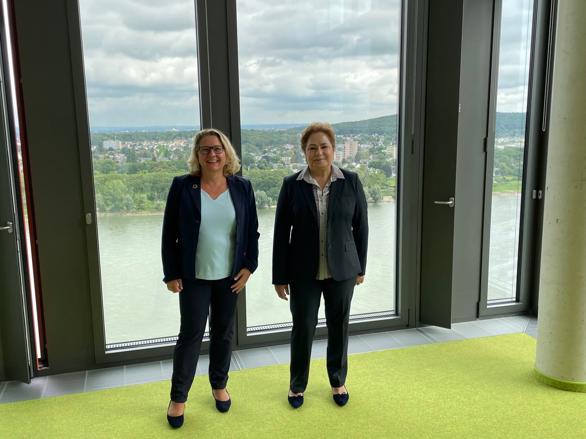 UN-Klimasekretariat (@unklima) on Twitter photo Links (2016): Einlassung einer Kopie des Pariser Klimaabkommens in das Fundament des neuen <a href="/UNFCCC/">UN Climate Change</a>-Gebäudes auf dem Bonner UN Campus.
Rechts (2021): Besuch von Bundesumweltministerin <a href="/SvenjaSchulze68/">Svenja Schulze</a> im fertiggestellten Gebäude & Treffen mit Exekutivsekretärin <a href="/PEspinosaC/">Patricia Espinosa C.</a>. Links (2016): Einlassung einer Kopie des Pariser Klimaabkommens in das Fundament des neuen <a href="/UNFCCC/">UN Climate Change</a>-Gebäudes auf dem Bonner UN Campus.
Rechts (2021): Besuch von Bundesumweltministerin <a href="/SvenjaSchulze68/">Svenja Schulze</a> im fertiggestellten Gebäude & Treffen mit Exekutivsekretärin <a href="/PEspinosaC/">Patricia Espinosa C.</a>.