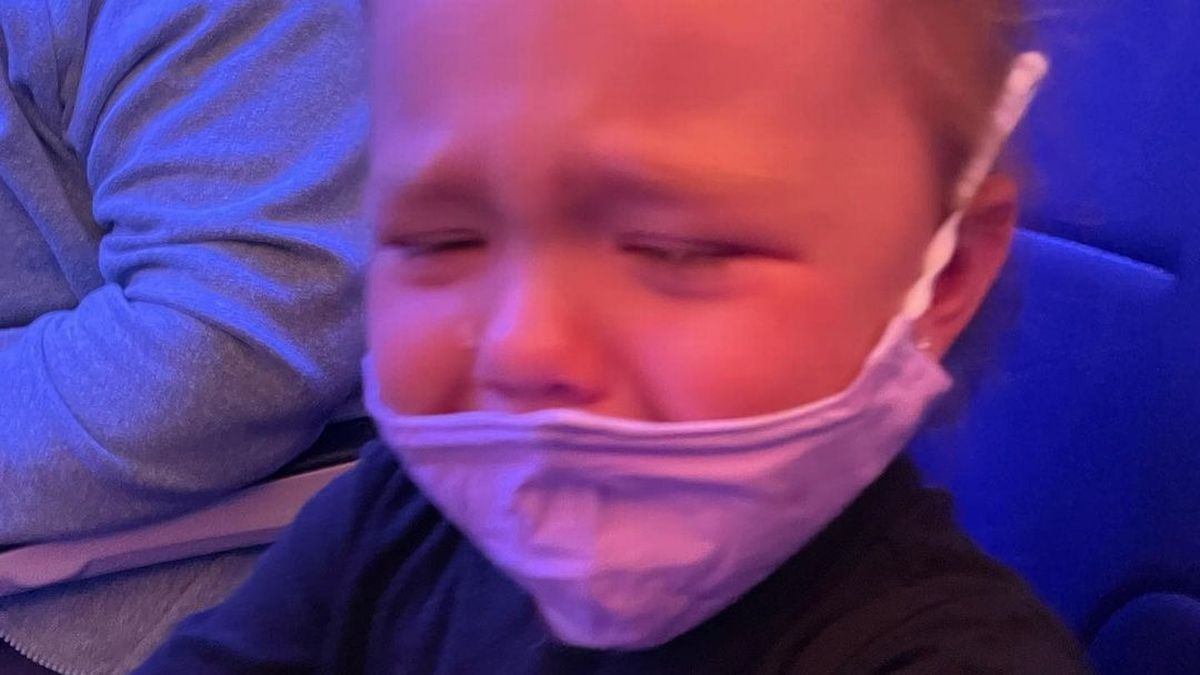 Flight attendant tells mum to glue mask to crying two-year-old daughter's face mirror.co.uk/news/us-news/f…