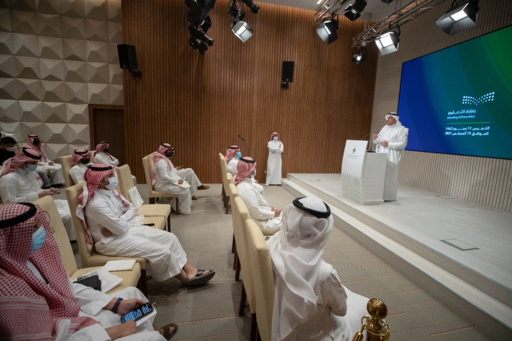 moe_gov_sa's tweet photo. #وزير_التعليم في #مؤتمر_التواصل_الحكومي ينوّه بدعم القيادة الرشيدة لقطاع التعليم واستمرار العملية التعليمية رغم جائحة كورونا.. 
ويؤكد أن الجميع شركاء في نجاح عام دراسي استثنائي.. والدراسة حضورية لمن أكمل جرعتين
https://t.co/rIW22BzcLS https://t.co/u9gusMoIfq