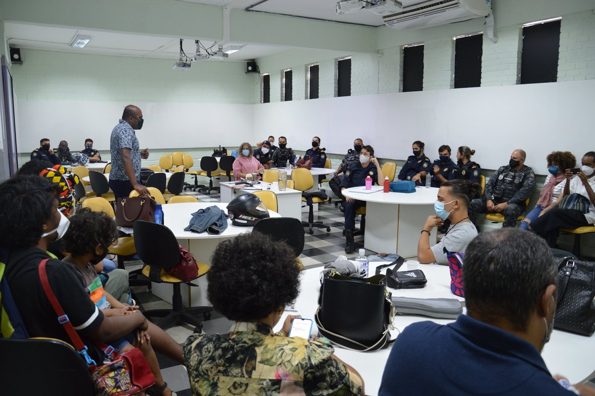 GuardaContagem's tweet image. Curso reúne guardas civis e jovens para ampliar perspectivas e desconstruir estereótipos
contagem.mg.gov.br/novoportal/cur…