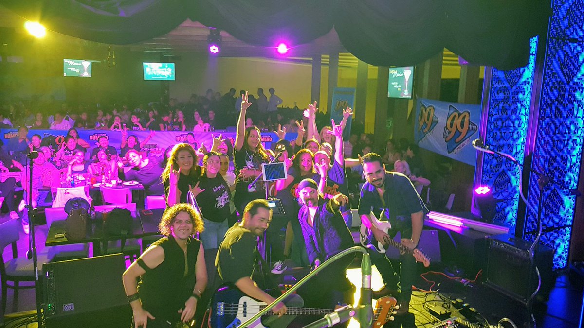 Guirnalda18's tweet photo. #JuevesdeCampeones con los más bellos recuerdos de las fiestas de Rock!! 👏🏼🎶😎💯🔥 Dónde? Con quién? Con los mejores @La99fm @YODEBUENAS @YoAmoLa99 #Banda99 https://t.co/aiwWsZOiPp