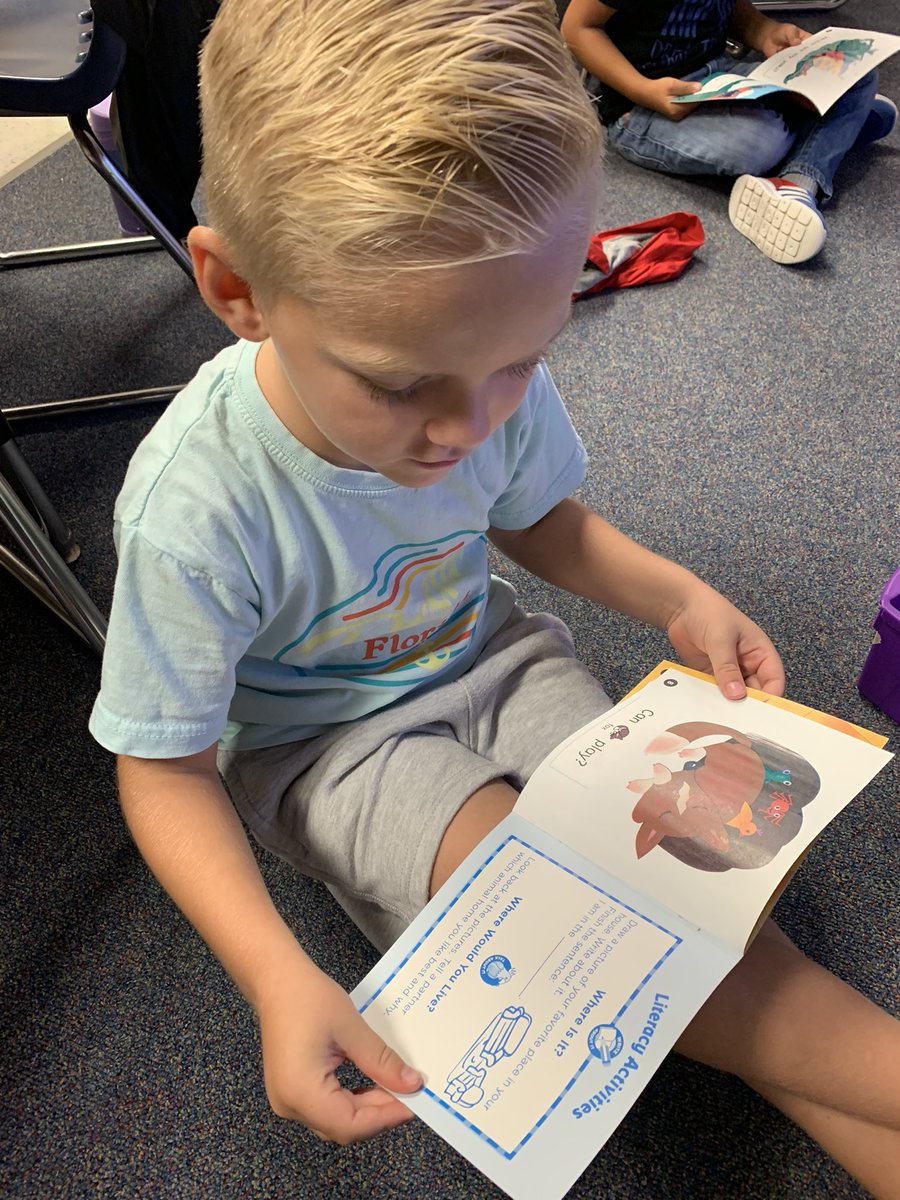 MrsBlazeksClass's tweet photo. Learning all about our book 📚 boxes this morning! #bearshine @BennettBears https://t.co/qR8ptN8EJT