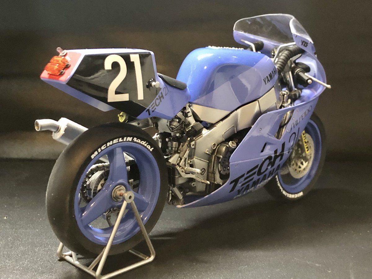 UsagiKouichi's tweet photo. なんとかバイクの日にYAMAHA YZF750(1987 OW89)が完成!!OWA0と並行作成でしたがなんとか走り切る事が出来ました
#yamaha #yzf750 #suzuka8h #suzuka8hours #tech21 #ow89 #YAMAHAが美しい #バイクの日 https://t.co/o8rubuO8oa