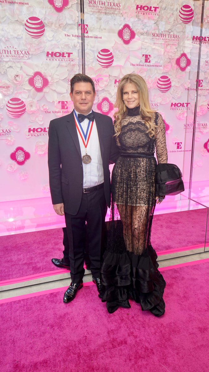 txculturaltrust's tweet photo. Throwing it back to the 2017 #TexasMedalofArts Awards.
We honored #TXLegends including icon Lynn Wyatt, renowned visual artist Leo Villareal, and Broadway star (of Hamilton fame) RenΓ©e Elise Goldsberry among the class all-legendary honorees.
https://t.co/PbP2JG0KCu https://t.co/XT1mYP1Tjr
