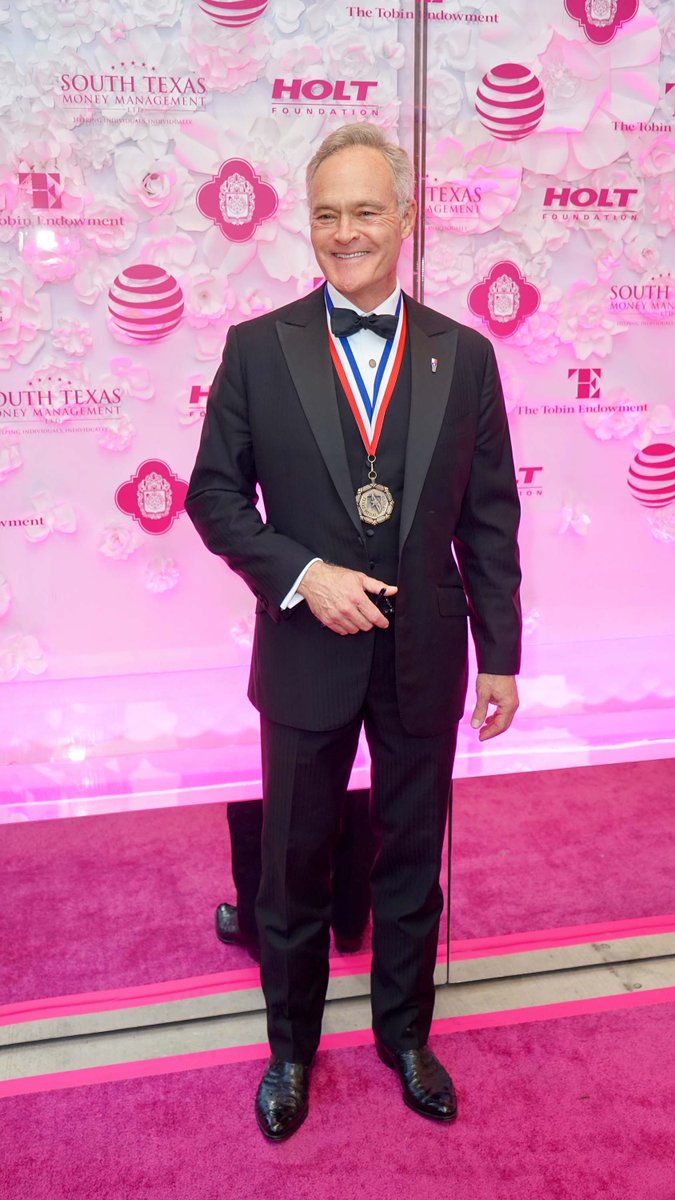 txculturaltrust's tweet photo. Throwing it back to the 2017 #TexasMedalofArts Awards.
We honored #TXLegends including icon Lynn Wyatt, renowned visual artist Leo Villareal, and Broadway star (of Hamilton fame) RenΓ©e Elise Goldsberry among the class all-legendary honorees.
https://t.co/PbP2JG0KCu https://t.co/XT1mYP1Tjr