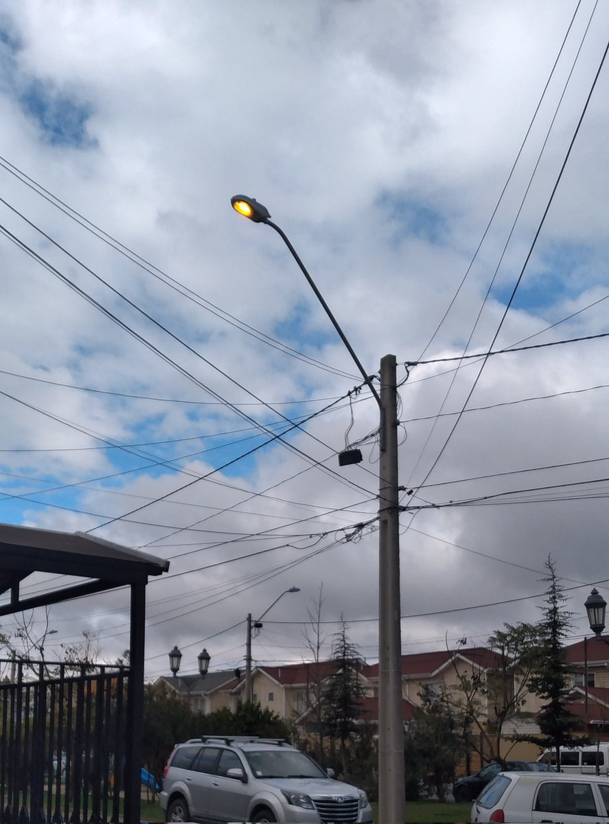 ItoDeo's tweet photo. @CGE_Clientes estimados buenos dias, les cuento q este foco lleva prendido semanas, podrian enviar tecnicos para resolver??  Pasaje Los Girasoles, Padre Hurtado. Saludos y gracias https://t.co/OP1IMPFskp