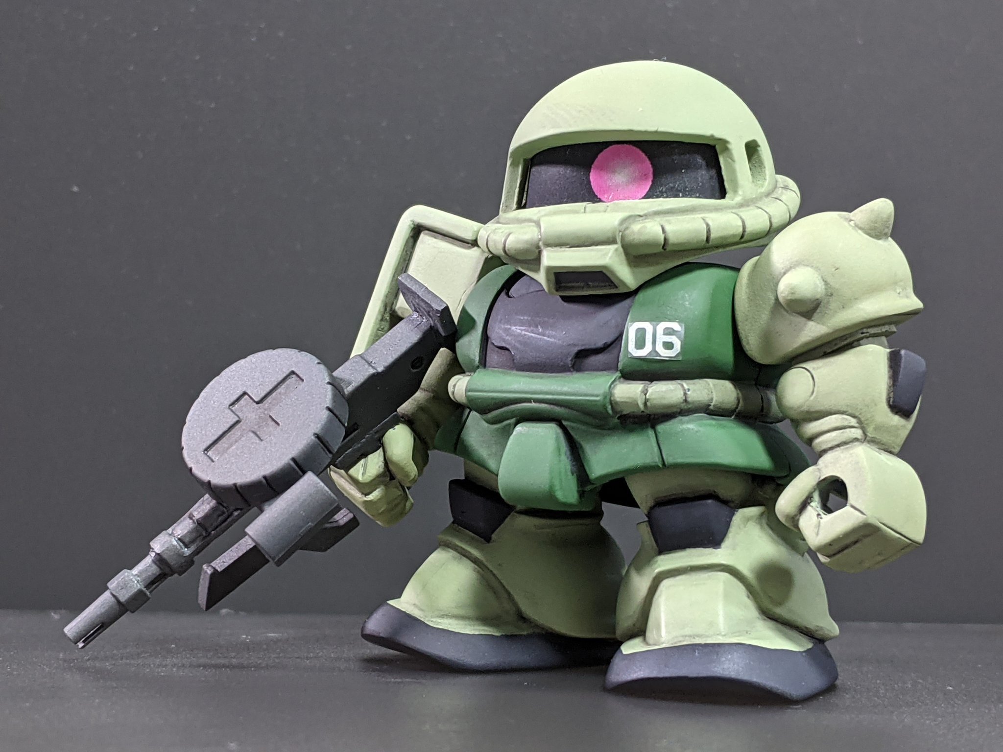ちぇりのわ プラモラボ マスキングのリハビリで 戦士 ザックン 1986 を塗ってみました 量産型ザクです モノアイ可動に首をbj化 人中周りを削って目つきを変更 肘はガワラ曲げ 固定 股関節を前にズラして脚をハの字に開かせています
