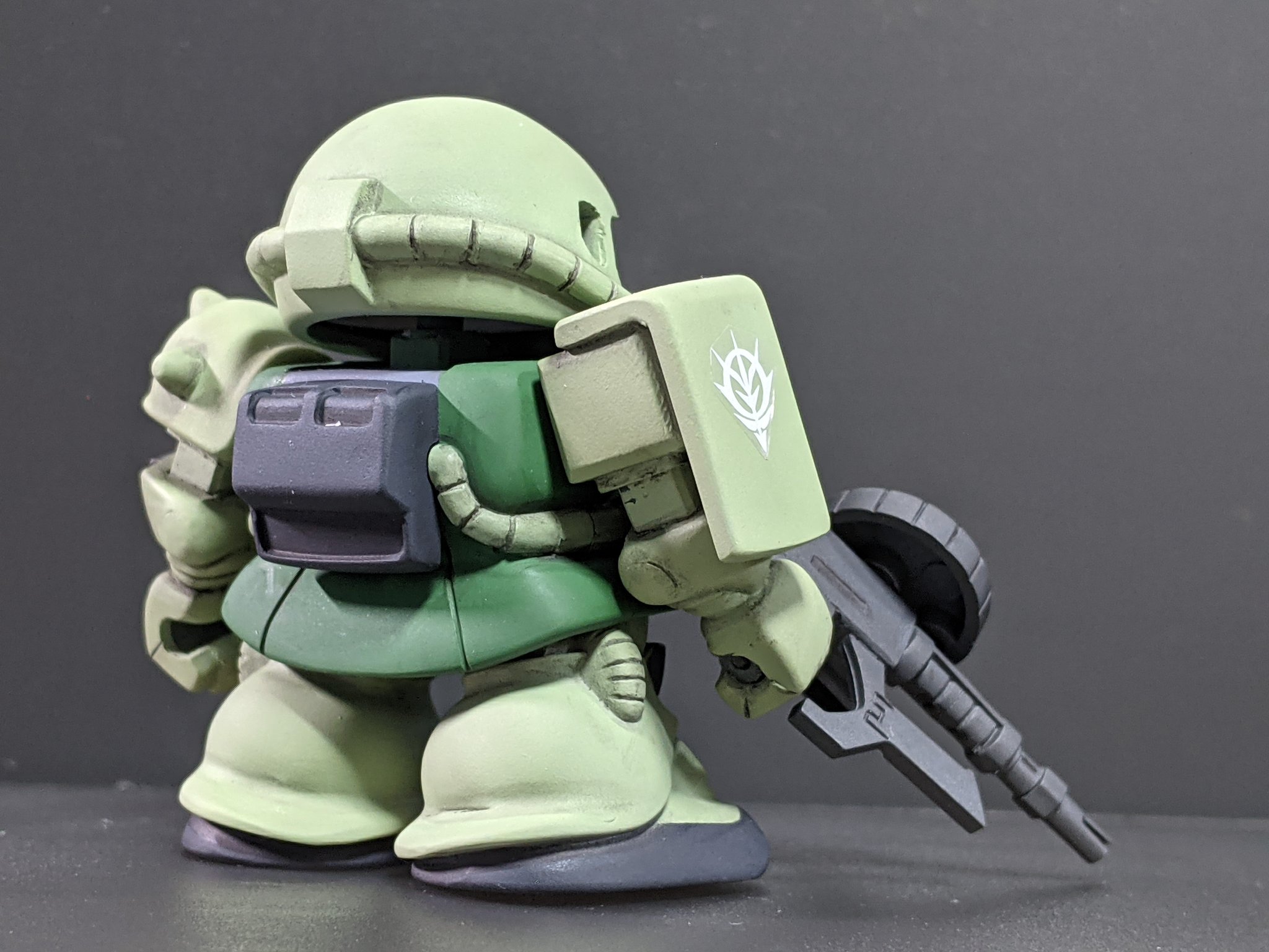 ちぇりのわ プラモラボ マスキングのリハビリで 戦士 ザックン 1986 を塗ってみました 量産型ザクです モノアイ可動に首をbj化 人中周りを削って目つきを変更 肘はガワラ曲げ 固定 股関節を前にズラして脚をハの字に開かせています