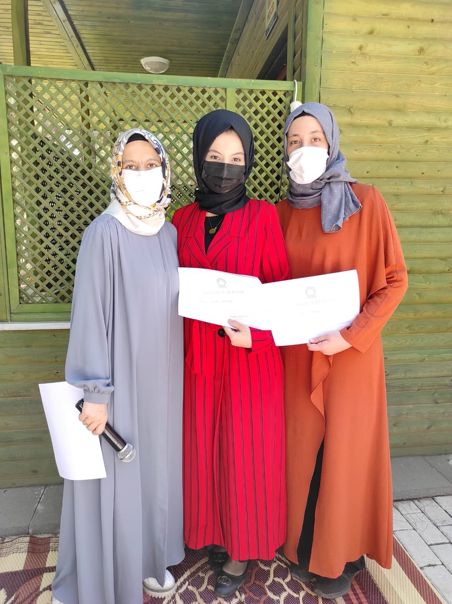 Birbirinden eğlenceli anlar yaşadığımız; yüzmeden, uzay gözlem evine, okçuluktan, robotik kodlamaya, sinemadan, pikniğe ve dini eğitime kadar birçok etkinlikle geçirdiğimiz beş haftalık yaz okulu programımızın son gününde değerli öğrencilerimizle veda programımızı gerçekleştirdik