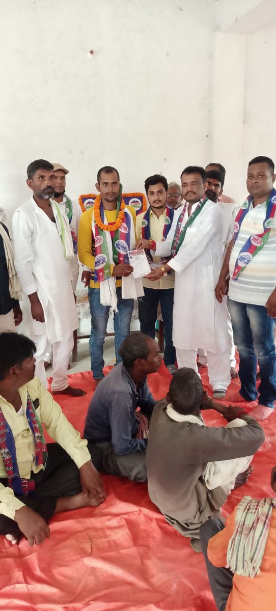 lojpa_singh's tweet image. आज केसठ प्रखंड के रामपुर में आशीर्वाद यात्रा की तैयारी को लेकर बैठक संपन्न हुईं। जिसमें विभिन्न दलों के दर्जनो नेता लोजपा की सदस्यता ग्रहण की।
@iChiragPaswan @LJP4India @bajpaiadvocate @LjpPranab @LJPsanjay @rajutiwari1997 @SaurabhMsPandey @hulaspandeyljp