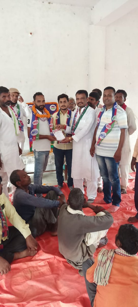 lojpa_singh's tweet image. आज केसठ प्रखंड के रामपुर में आशीर्वाद यात्रा की तैयारी को लेकर बैठक संपन्न हुईं। जिसमें विभिन्न दलों के दर्जनो नेता लोजपा की सदस्यता ग्रहण की।
@iChiragPaswan @LJP4India @bajpaiadvocate @LjpPranab @LJPsanjay @rajutiwari1997 @SaurabhMsPandey @hulaspandeyljp