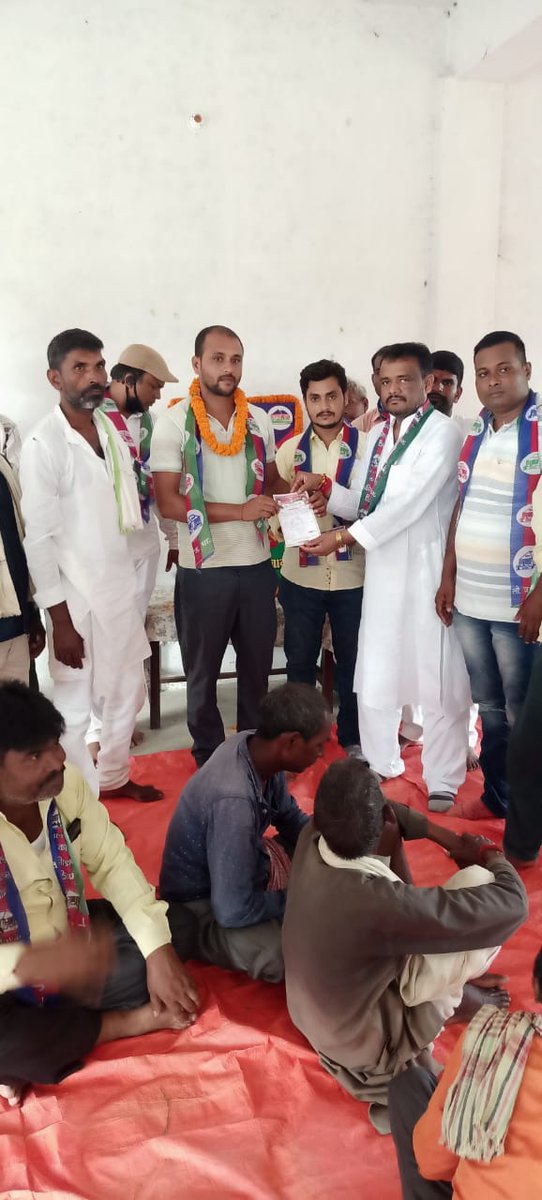 lojpa_singh's tweet image. आज केसठ प्रखंड के रामपुर में आशीर्वाद यात्रा की तैयारी को लेकर बैठक संपन्न हुईं। जिसमें विभिन्न दलों के दर्जनो नेता लोजपा की सदस्यता ग्रहण की।
@iChiragPaswan @LJP4India @bajpaiadvocate @LjpPranab @LJPsanjay @rajutiwari1997 @SaurabhMsPandey @hulaspandeyljp