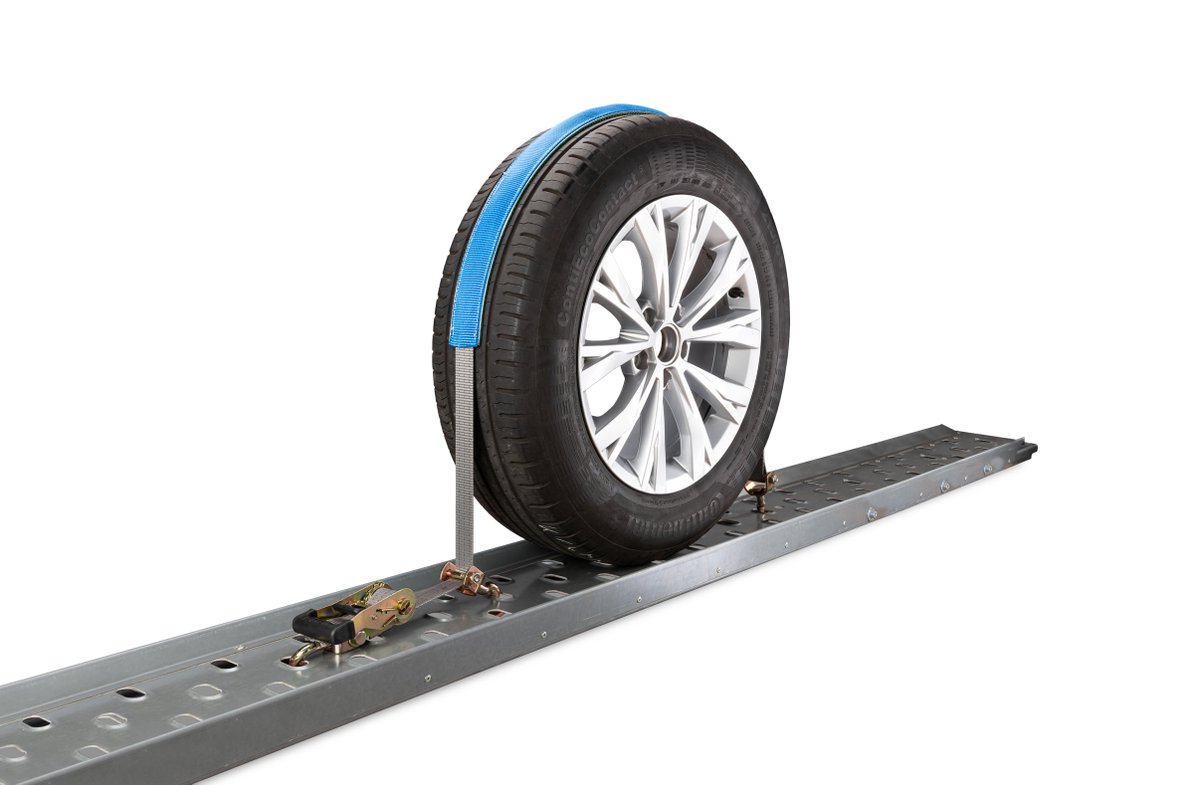 Wir haben den Reibungsverlust getunnelt!
Mit einem erweiterten Programm aus Zurrgurten, Ratschen, Gurtcontroller und Haken sorgen wir für mehr Flexibilität beim Sichern von Fahrzeugen auf Trailern. 
Mehr auf der NUFAM in Halle 3 / E 308 und 
unter bit.ly/3k7gG7P