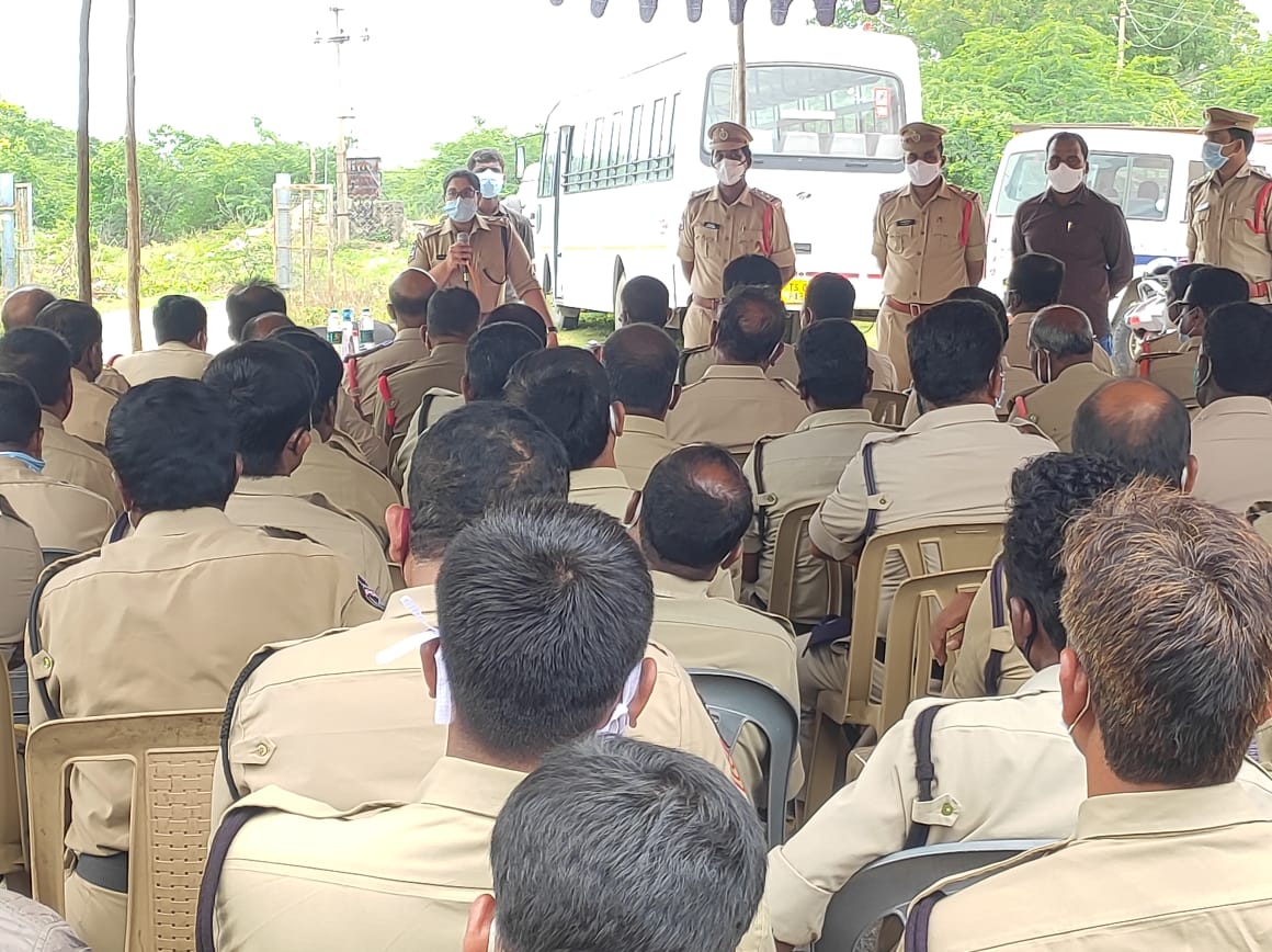 SPNARAYANPET's tweet photo. #Breifing during the #Muharram festival by Dr.chetana IPS, at utkoor police station to all police staff arrived for the bandobast. https://t.co/HtsVSRfrTh