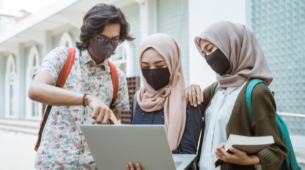 SMHO_SMSO's tweet photo. La pandémie a des effets sur les élèves marginalisés et racialisés. Les directions/directions adj. peuvent aider les élèves à se reconnecter. Des pratiques adaptées à la culture et axées sur les expériences peuvent réduire les obstacles systémiques et améliorer la santé mentale. https://t.co/GL6kkgZU9d
