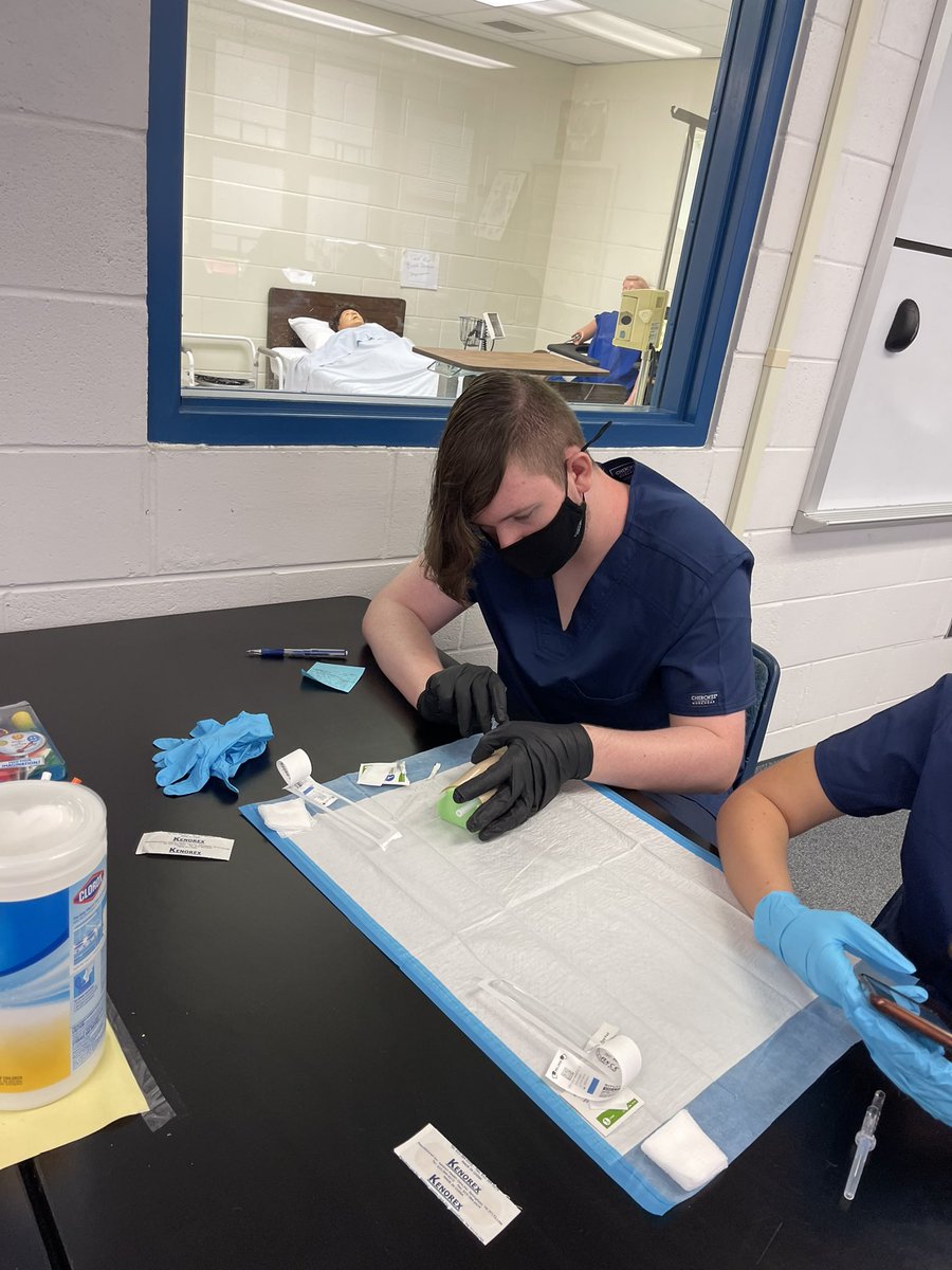 These Rattlers have found their calling in the medical field! They had about 6-10 successful sticks! Great work today! Venipuncture success!#futurehealthcareprofessionals <a href="/FallonDriver/">𝔽𝕒𝕝𝕝𝕠𝕟 𝔻𝕣𝕚𝕧𝕖𝕣</a> @BHS_MrsGlisson <a href="/BHSHappenings/">Principal Guest</a>
