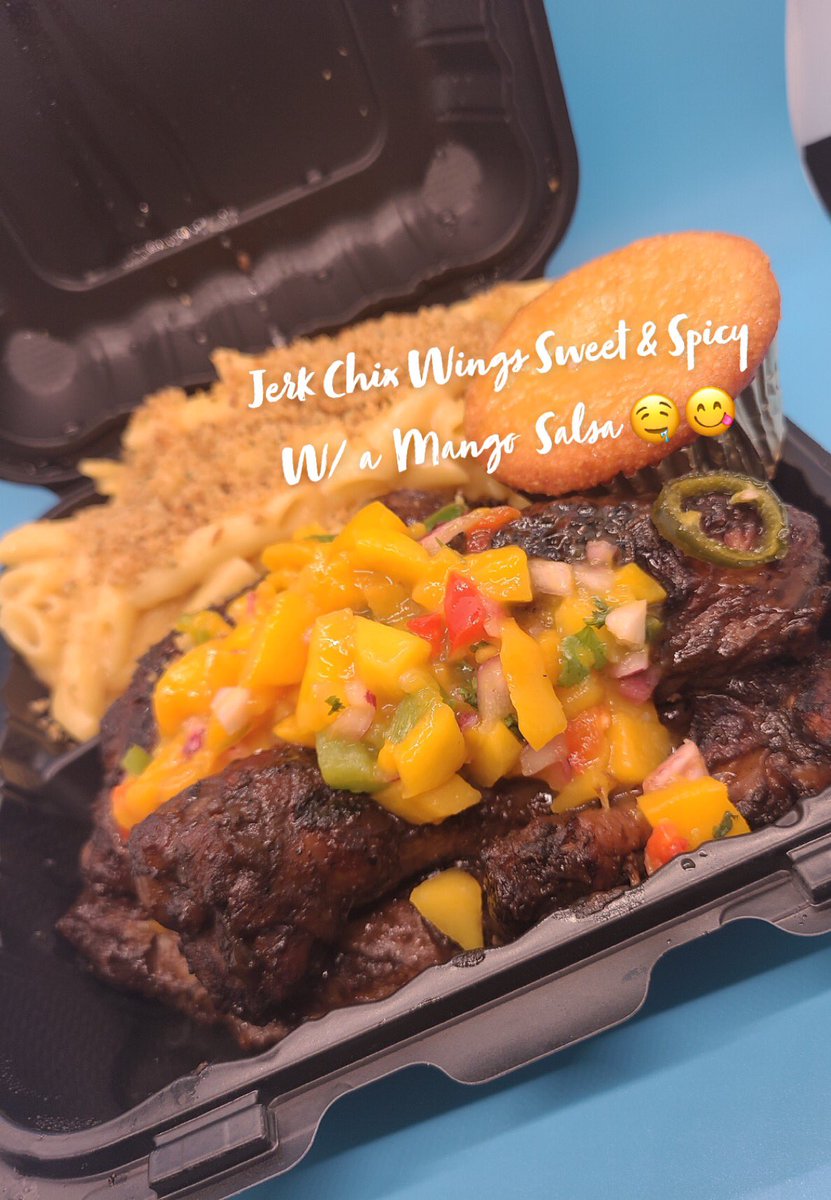 KeezKitchen's tweet photo. Mac &amp; Cheese, Honey 🍯 jalapeño Cornbread Jerk Chix Wings with my homemade Guava BBQ Sauce. Sweet &amp; Spicy. 😋🌶

Mango Salsa to cool your palate.🤤🍽 https://t.co/NVRUZeAuXq