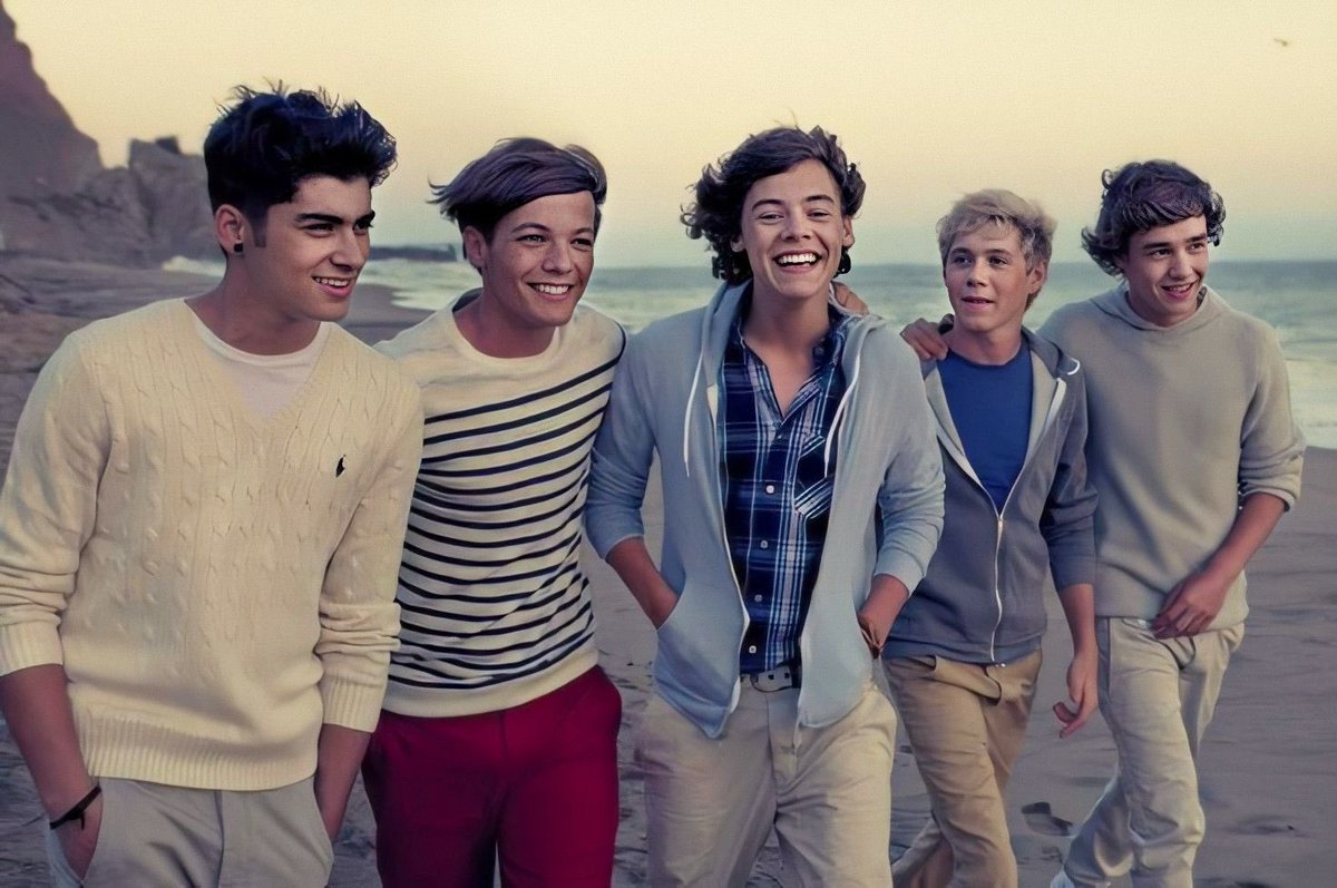 SamCardozo9's tweet photo. Hace 10 años estos bebés sacaron este rolón😭❤️💙💚💛🧡 #10yearsofWMYB https://t.co/hOR7fKXXlB
