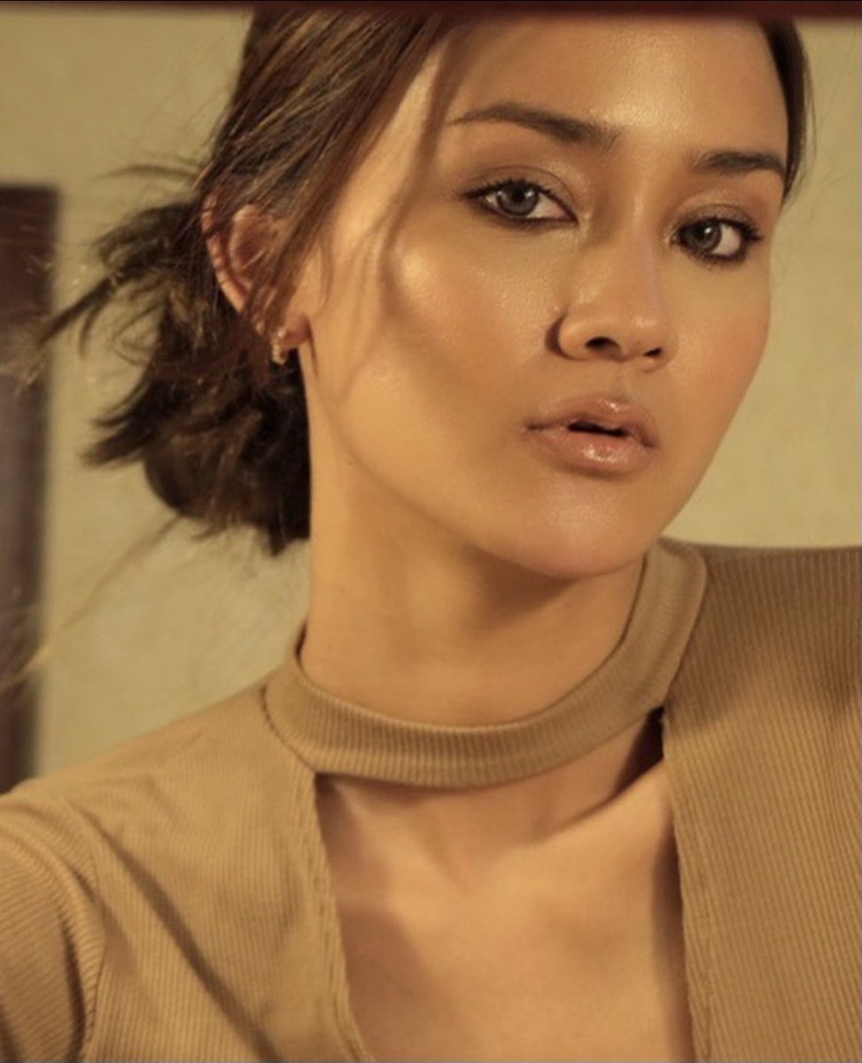 BankMakeup's tweet photo. Rare by @bankmakeup using @rarebeauty  @selenagomez available at @thaisephora #rarebeauty #rare #selanagomez #beauty #makeup #makeuptutorial #makeupartist #beautiful #transformation #model #howto #easy #nudemakeup #glow #sephora #sephorathailand #look #gloss #smokeyeye https://t.co/1fBdkGOq9j