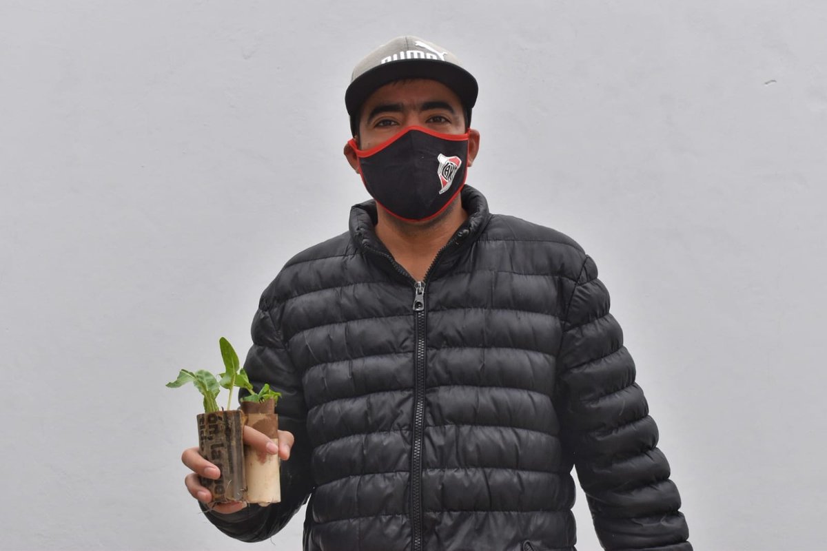 subsecespilar's tweet photo. EL PROGRAMA "RECICLE Y PLANTE" PASÓ POR DEL VISO ♻️ 🌱
Esta mañana, realizamos una nueva jornada del programa #RecicleYPlante, en el #BarrioFalcon de #DelViso. Los vecinos intercambiaron diversos reciclables por plantines y semillas agroecológicas. ¡Agradecemos la participación! https://t.co/eqwgCtnaXn