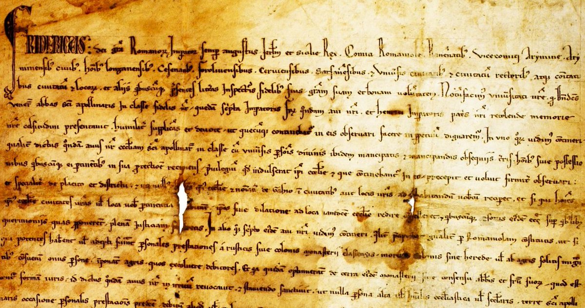 For today's #palaeography challenge, we have a charter granted by emperor #FrederickII to abbot Benedict of #SantApollinareinClasse. The charter is written in an elegant Gothic script of the early XIII c. 

Transcription of the first couple of lines follows in the next tweets.