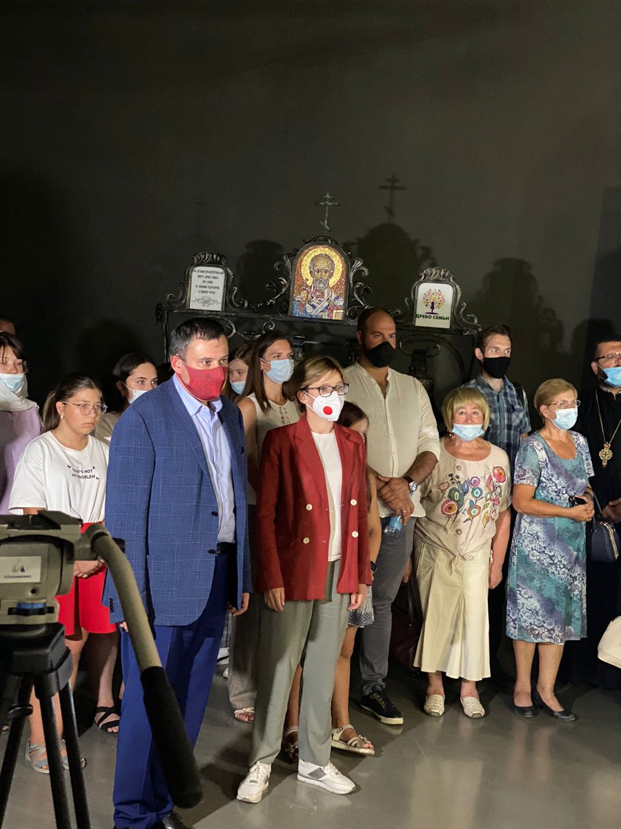 Khinshtein's tweet photo. Открыли сегодня в @Alabin_museum выставку работ уникального иконописца из Утевки Г.Журавлева. Родившись с атрофированными руками, он на��чился писать иконы, зажав кисть зубами. Это первая его выставка. До Самары - она уже побывала в Москве и СПб. Приходите обязательно! https://t.co/Lw0J03gxej