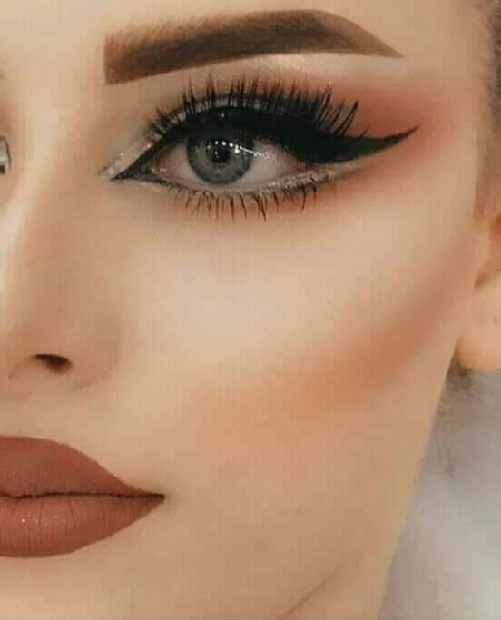 الشخص الذي يملك عين ناقدة، يخلق حاجز كبير بينه وبين الاستمتاع، لأن عينه لاترى الجمال، ترى النقص، والقبيح ، وحتى لو شاهدت الجمال لا تقدره ! وتثمنه وتعطيه قدره!هؤلاء الأشخاص لديهم طاقة رفض عالية، عكس الأشخاص الذين يملكون عين جمالية! يرون الجمال في أدق التفاصيل،ويتلذذون فيه.