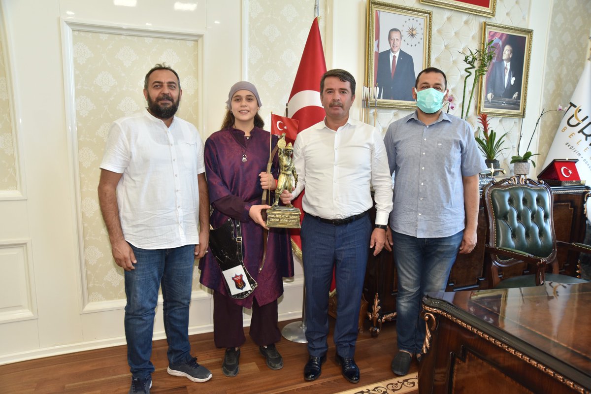 Türkiye Geleneksel Türk Okçulu Minikler Türkiye Şampiyonasında İkinci olan Ögrencim Zeynep Tüfekçi Ödüllendiren Kiymetli Başkanım Tesekkürler..
Mustafa Mengür.  MarasOk  Başkan
Tgtof..Geleneksel Sporlar