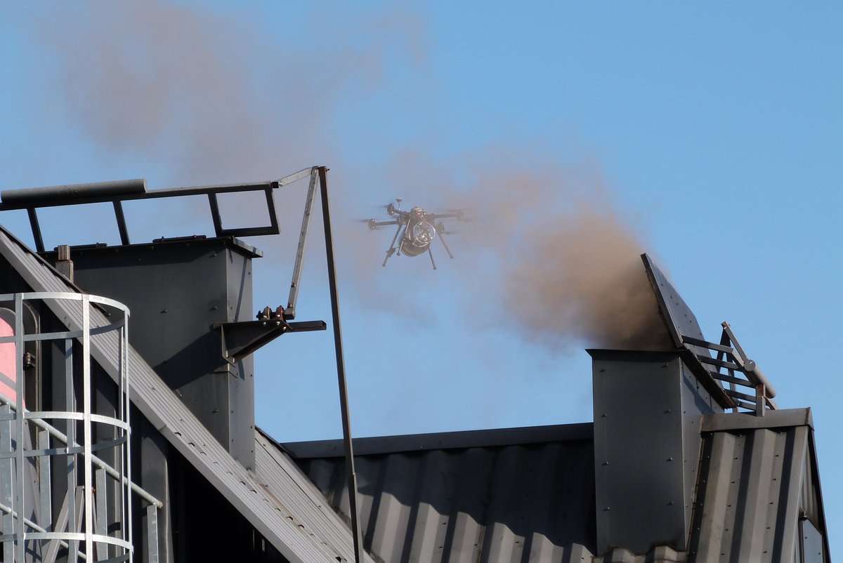 AtmoNormandie's tweet photo. Plusieurs projets lancés se poursuivent en 2021 : prise d’échantillon d’air lors d'#incendie à l’aide de #drones, participation citoyenne à la surveillance de la #qualitéair par le biais de #microcapteurs, #odeurs et #méthanisation : élaboration d’un guide de bonnes pratiques. https://t.co/FPtVCrnarn