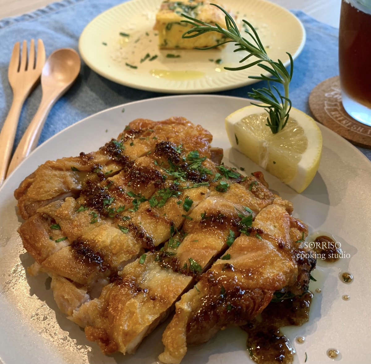 鳥もも肉のソテー　バルサミコソース

鶏肉の皮をパリパリに焼き、身の方はゆっくりと火入れしているので、柔らかくジューシーに仕上がりました♪

バルサミコソースも甘酸っぱく鶏肉と相性バッチリでとても美味しいです♪

皆様是非ソッリーソへお越しくださいお待ちしております。