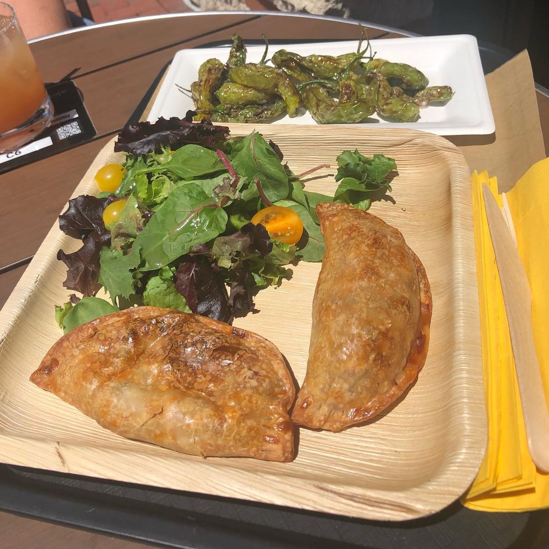 VillatLeesburg's tweet image. At @Chefscape, there is something yummy for everyone! Grab the best barbecue at Big Kyle BBQ, refreshing fruity treats from Colombian’s Place, Spanish bites from Tia Pepa, + artisan pierogis from to-go-only, Rogi! 📷: mycolombiancuisine, katiescardiokitchen, wfhloudoun