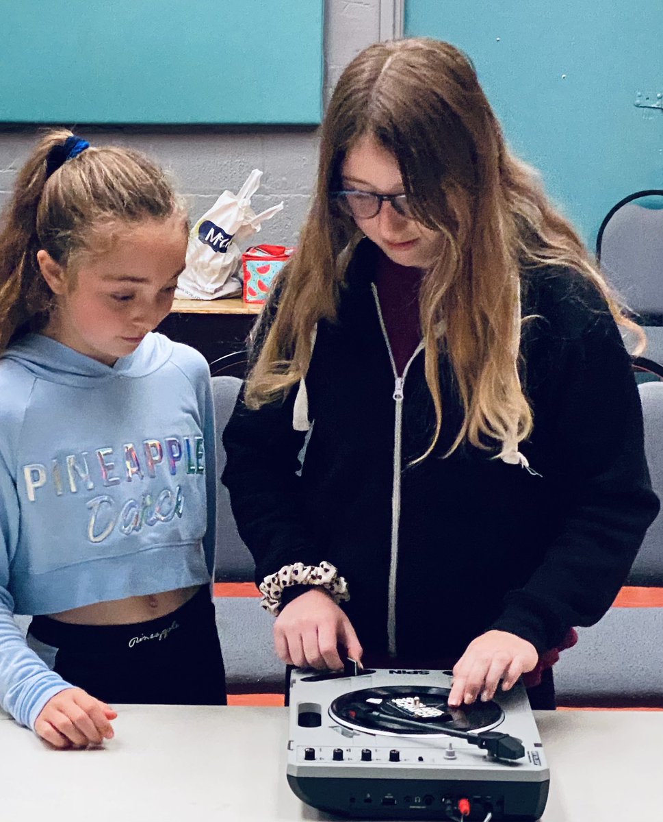poweredbyhiphop's tweet photo. Another brilliant workshop delivered in #parr at #derbyshirefamilycentre.
The room was filled with the sound of #hiphop #music & #djscratching.
Everywhere you looked you could see fast hands on the decks & big smiles
This is why we โค๏ธ what we do!
@TorusFdnCath @TorusFdnAlan https://t.co/sMHowAWLwx