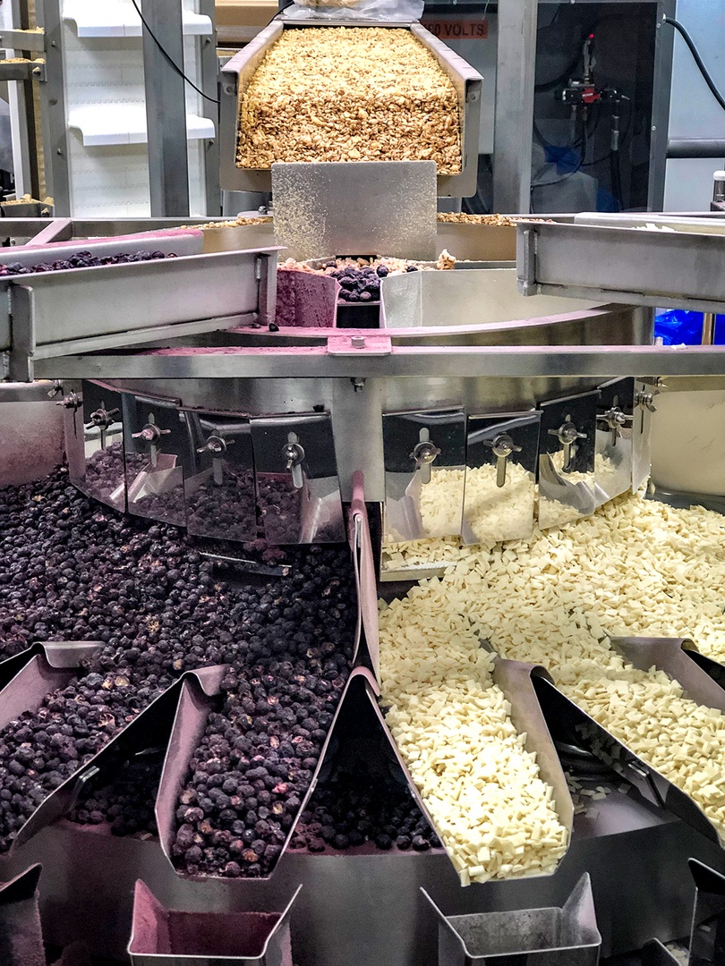 baudererpackage's tweet image. So many snacks. So little time. It&apos;s a good thing our state-of-the-art equipment gets them packaged and ready to go in record time. #copacker #foodpackaging