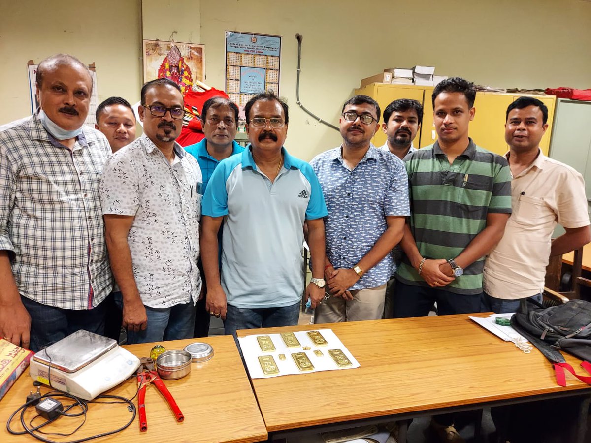 kolkata_customs's tweet photo. #IndianCustomsAtWork acting on specific info on 19.08.21 HQ team of #PrevCommWB intercepted &amp; arrested 2 persons @SinthiMore Kolkata recovering 6.214kg #Goldbars of #foreignorigin valued appx.₹3crores smuggled through Bongaon Bangladesh route @DDNewslive @PIBKolkata @cbic_india https://t.co/kLB9yAZWaK